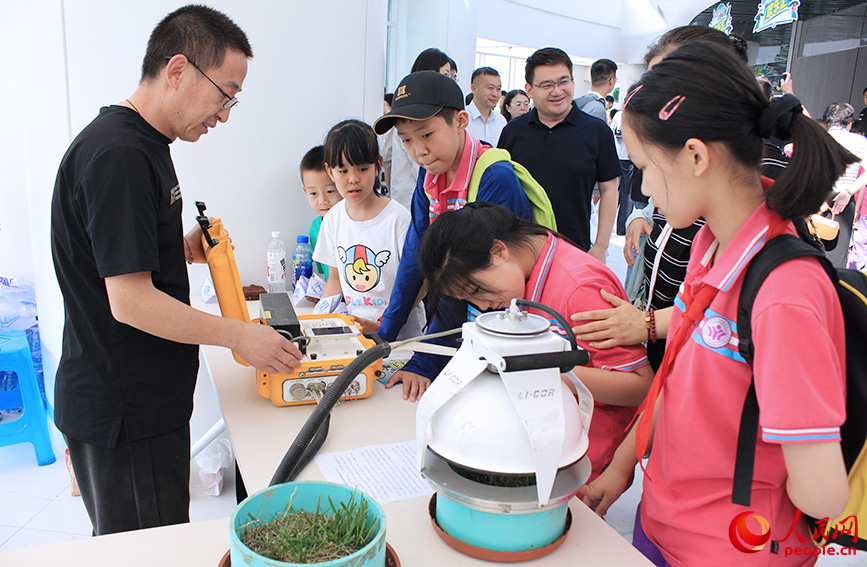 学生们聆听土壤“呼吸”。人民网记者 张静淇摄